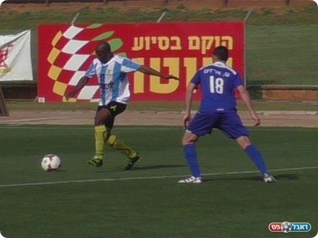 שמקשית מעל השוער (שקד מורג)